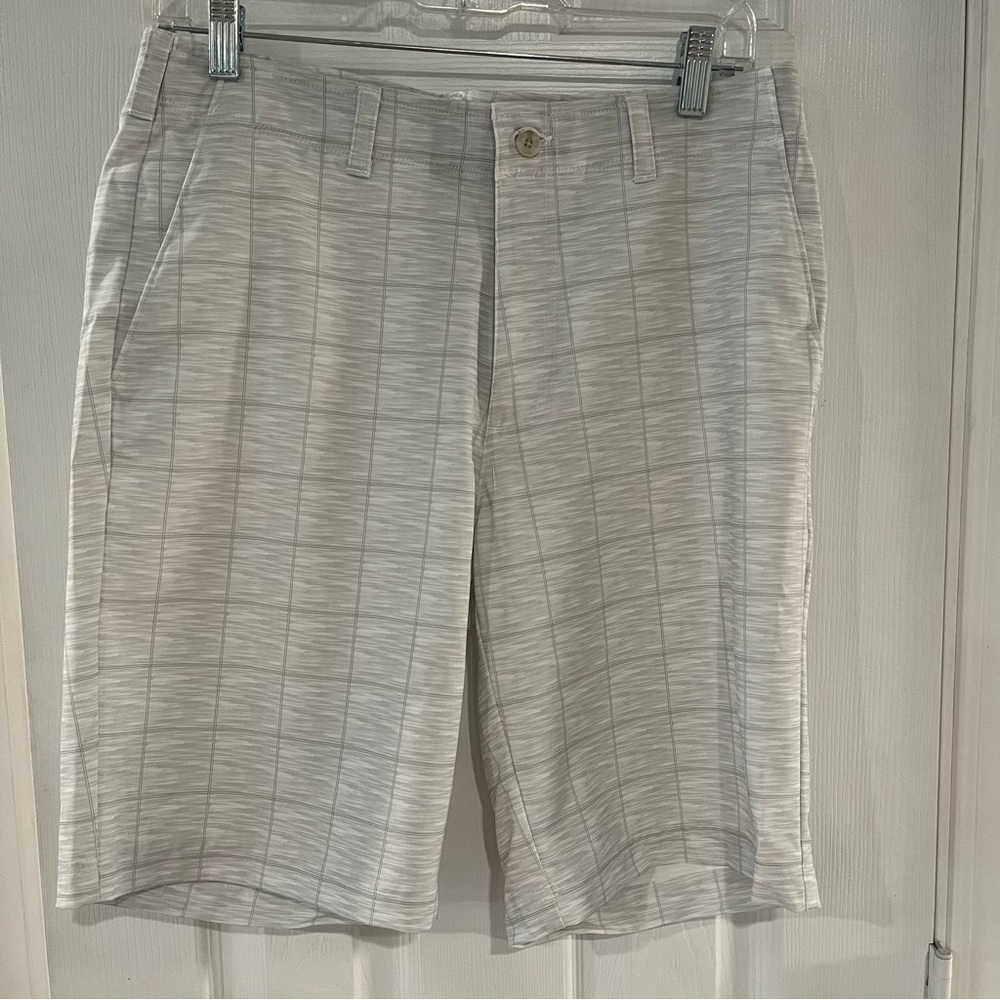 Ben Hogan Gray and White Plaid Flat Front Men’s Golf Shorts. Size 32. NWOT